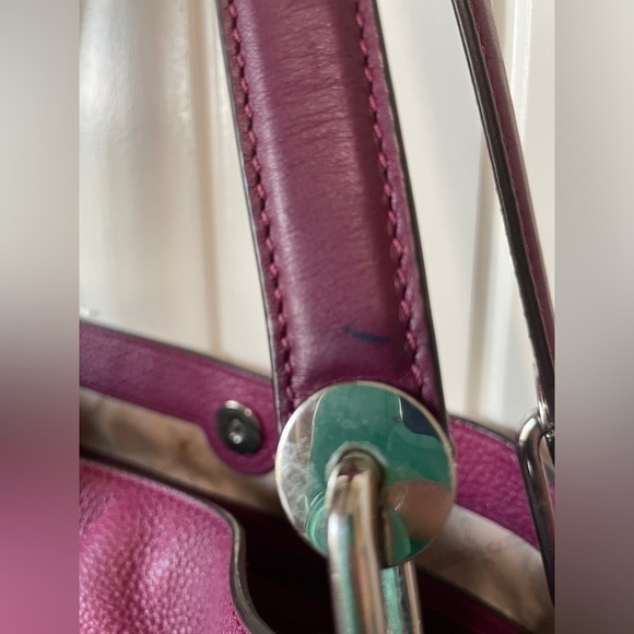 MICHAEL KORS RAVEN LARGE LEATHER SHOULDER BAG IN BERRY - Picture 11 of 13